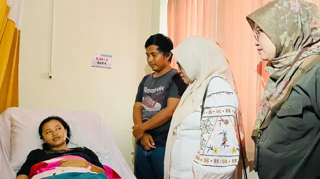 Sekretaris Daerah Kota Bogor, Syarifah Sofiah, saat meninjau korban keracunan massal di Puskesmas Cipaku, Selasa (4/6/2024).