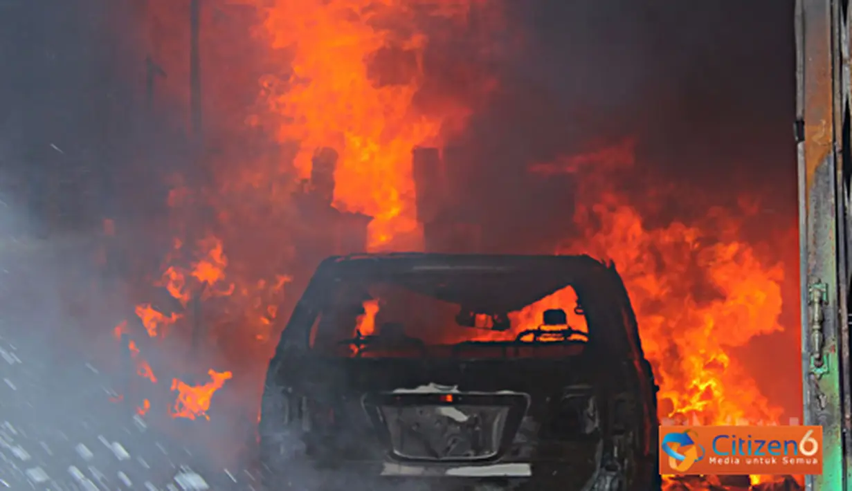Citizen6, Pelalawan: Sebuah toko bangunan di Pasar Sorek Satu, Kabupaten Pelalawan, Riau, hangus terbakar Jum'at (13/1) siang, saat ditinggal Shalat Jum'at. (Pengirim: Emen Kurniawan)
