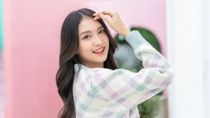 bahagia tersenyum kalem