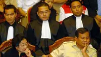 Pasangan Megawati-Prabowo di sidang perdana gugatan pilpres di Mahkamah Konstitusi Jakarta. Pasangan ini meminta MK membatalkan keputusan KPU yang menetapkan pasangan SBY-Boediono pemenang.(Antara)