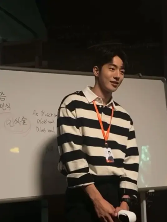 Penampilan soft boy ala Nam Joo Hyuk saat berakting dalam serial drama Start-Up sebagai Nam Do-san. Selain kabarnya akan menjalani wamil, aktor tersebut juga masih disibukkan dengan sejumlah proyek film. (Instagram/@skawngur)