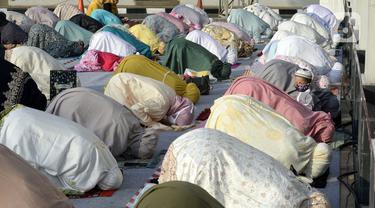 FOTO: Penerapan Physical Distancing Salat Id di Tangerang Selatan