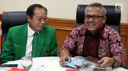 Ketua KPU, Arief Budiman menerima kunjungan Ketum PPP Muktamar Jakarta Djan Faridz di Gedung KPU, Jakarta, Senin (9/10). Kedatangan PPP untuk berkonsultasi terkait syarat pendaftaran partai politik (Parpol) peserta Pemilu 2019. (Liputan6.com/Johan Tallo)