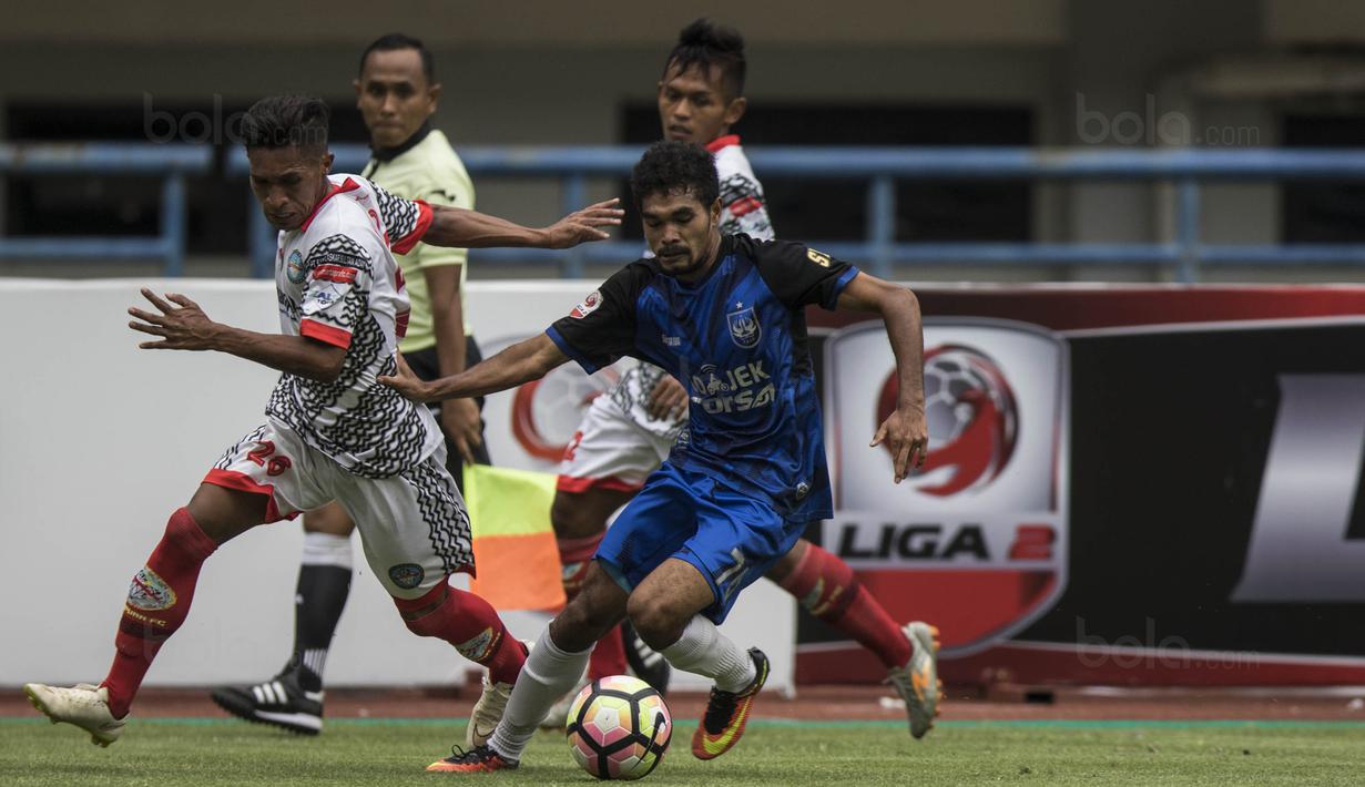 Gelandang PSIS, Rifal Lastori, menghindari kejaran pemain Martapura FC pada laga perebutan tempat ketiga Liga 2 di Stadion GBLA, Bandung, Selasa (28/11/2017). PSIS menang 6-4 atas Martapura FC. (Bola.com/Vitalis Yogi Trisna)
