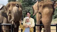 Dinda Hauw tampil cantik dengan tiered dress warna biru dipadukan knit cardigan dan pashmina putih dalam momen liburannya ke Lembang Park Zoo [Foto: IG/dindahw].