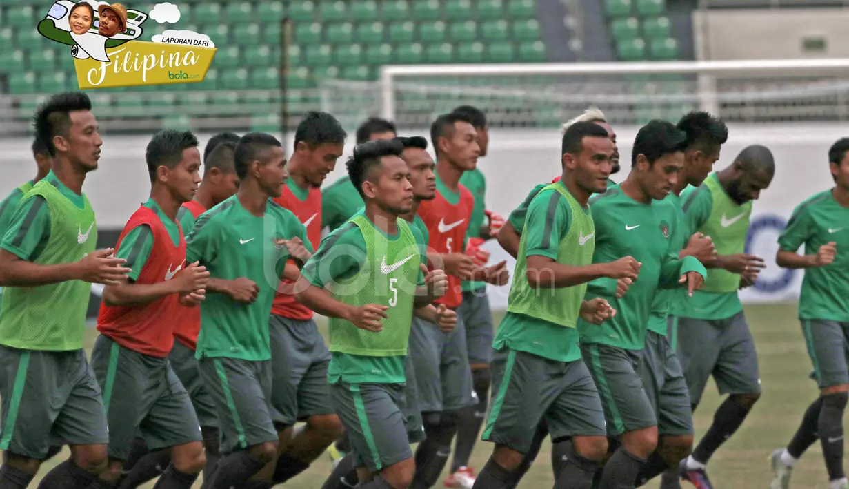 Para pemain Timnas Indonesia tengah melakukan pemanasan  sebelum berlatih di Philippine Sports Stadium, (18/11/2016).  (Bola.com/Nicklas Hanoatubun)