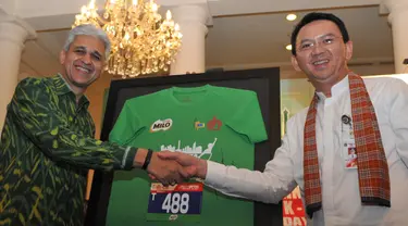 Gubernur DKI Jakarta, Basuki T Purnama (kiri) bersalaman dengan Presiden Direktur Nestle Indonesia, Rashid Qureshi usai usai konferensi pers Jakarta International 10k, di Balai Kota, Jumat (22/5/2015). (Liputan6.com/Herman Zakharia)