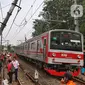 Petugas melakukan evakuasi truk yang menabrak tiang penyangga kabel KRL di antara Perlintasan Pondok Ranji - Kebayoran,Jakarta, Selasa (25/7/2023). (Liputan6.com/Angga Yuniar)