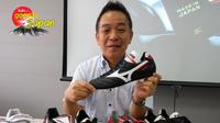Toshiyasu Yasui, salah satu sosok yang berperan besar terhadap perkembangan sepatu sepak bola Mizuno. (Bola.com/Rizki Hidayat). 