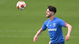 Gelandang West Ham United, Declan Rice mengontrol bola saat mengambil bagian dalam sesi latihan di tempat latihan West Ham United di London timur (4/5/2022). West Ham akan bertanding melawan Eintracht Frankfurt pada leg kedua semifinal Liga Europa di di Deutsche Bank Park. (AFP/Justin Tallis)