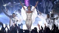 Penampilan penyanyi Toni Braxton membawakan lagu "Unbreak My Heart" selama American Music Awards 2019 Microsoft Theater di Los Angeles, California (24/11/2019). (AP Photo/Chris Pizzello)
