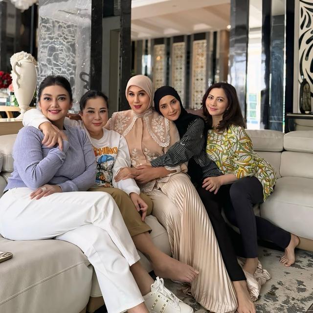 6 Potret Arisan Geng Artis 90an 'HotHits', Reuni Sekaligus Silaturahmi Jelang Ramadan