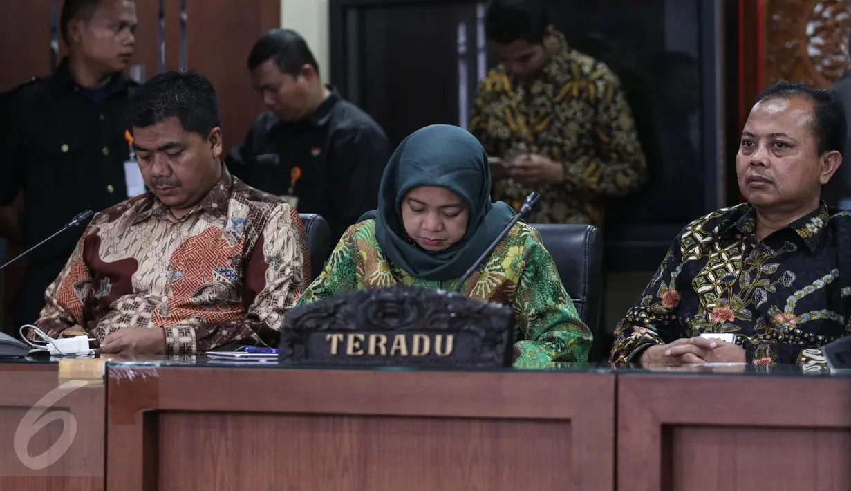 Ketua KPU DKI, Sumarno (kanan) saat menghadiri sidang pembacaan sembilan putusan di Jakarta, Jumat (7/4). (Liputan6.com/Faizal Fanani)