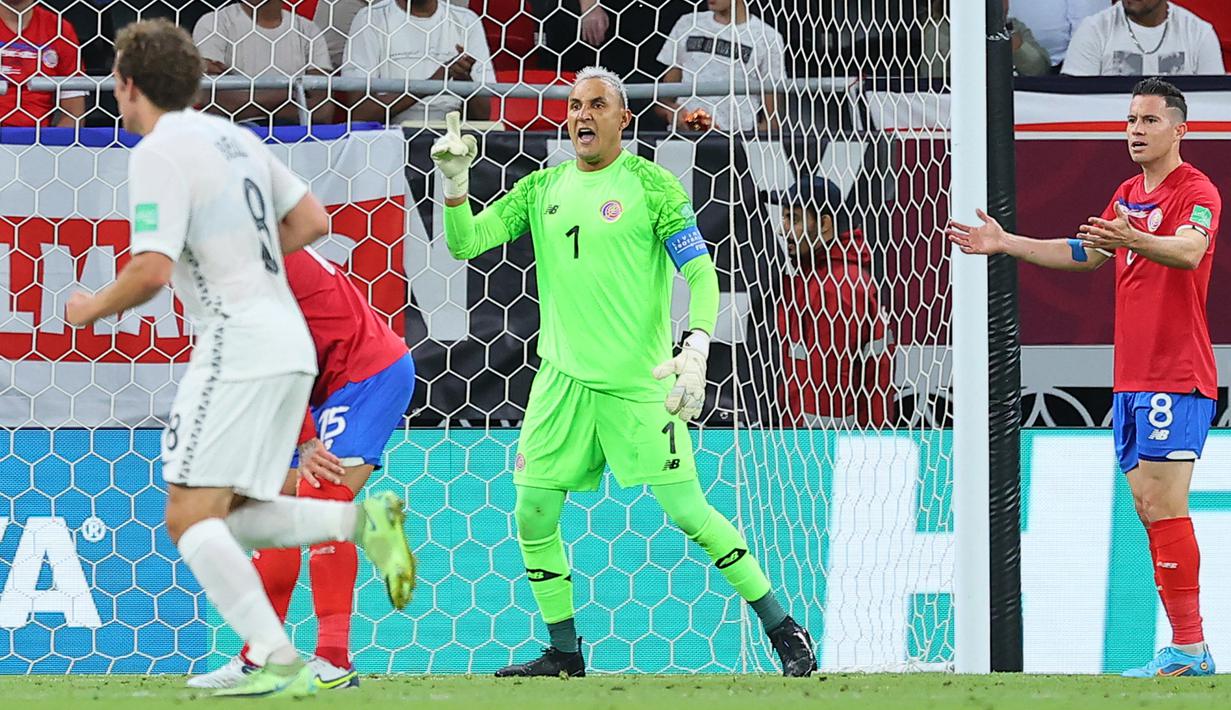 Usai tertinggal, Selandia Baru terus menggempur pertahanan Kosta Rika. Namun berkat penampilan ciamik Keylor Navas, kiper yang bermain bersama PSG, gawang Kosta Rika masih steril dari kebobolan. (AFP/Karim Jaafar)