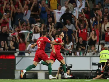 Penyerang Portugal, Andre Silva (kanan) berselebrasi usai mencetak gol ke gawang Italia dalam pertandingan UEFA Nations League di Stadion Luz, Lisbon, Portugal, (11/9). Portugal tipis 1-0 atas Italia. (AP Photo/Armando Franca)