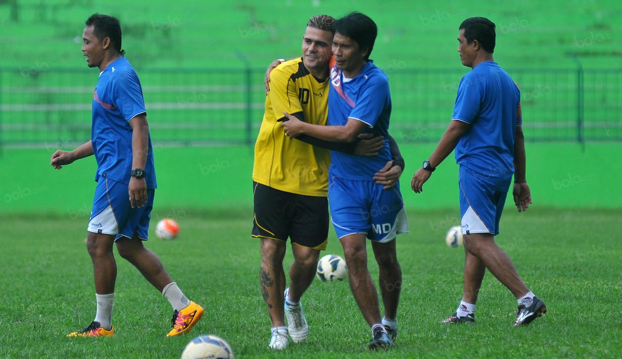 Cristian Gonzales (2kiri) terlihat akrab dengan asisten pelatih pada sesi latihan di Stadion Gajayana, Malang, Senin (23/5/2016). (Bola.com/Iwan Setiawan)