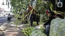 Pedagang membuat cangkang ketupat di kawasan Palmerah, Jakarta, Minggu (18/7/2021). Pemberlakuan PPKM Darurat membuat penjualan cangkang ketupat jelang Idul Adha tahun ini sepi pembeli. (Liputan6.com/Faizal Fanani)