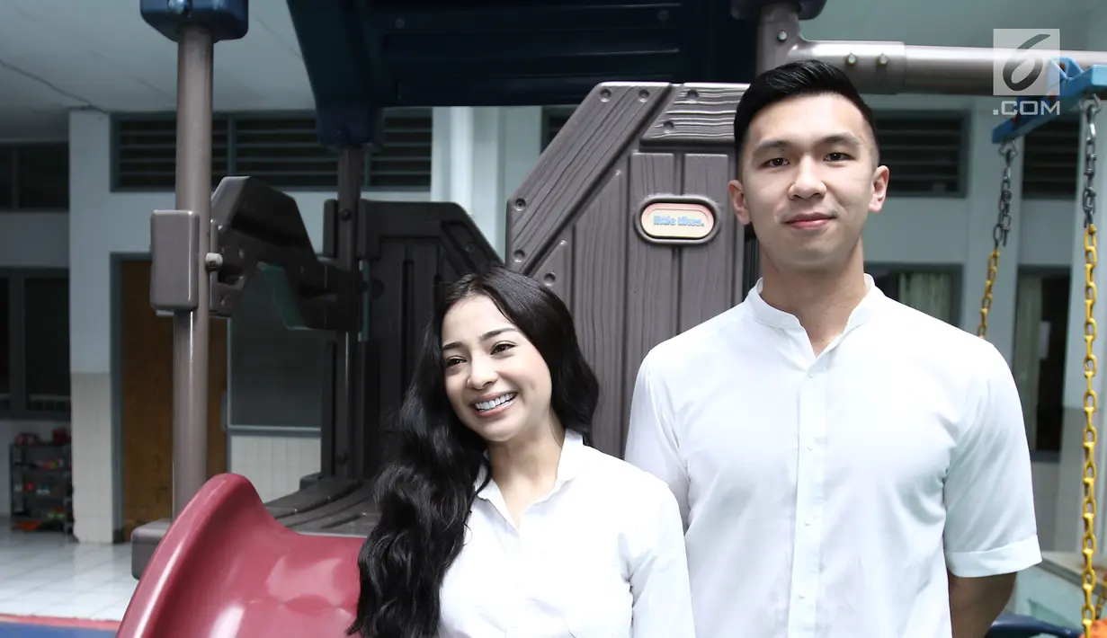 Aktris Nikita Willy dan kekasihnya Indra Djokosoetono berpose di di Yasasan Sayap Ibu di kawasan Barito, Jakarta, Kamis (29/6). (Liputan6.com/Herman Zakharia)