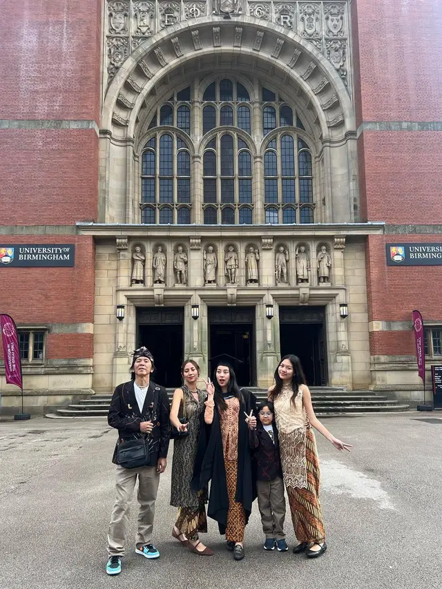 7 Momen Wisuda Mezzaluna Putri Bimbim Slank di University of Birmingham