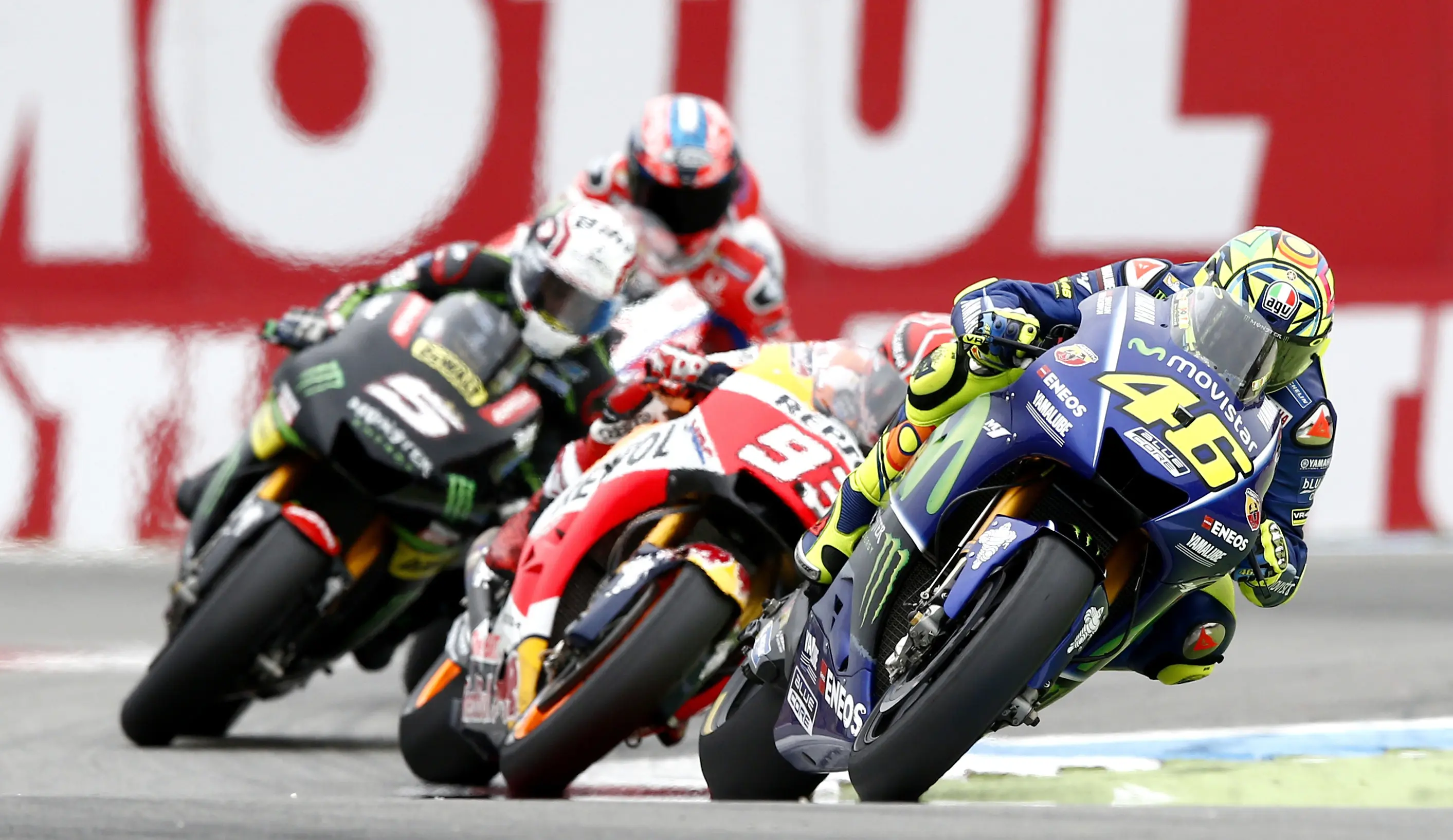 Pembalap Movistar Yamaha, Valentino Rossi terus mendapatkan tekanan sebelum mengamankan podium juara MotoGP Belanda 2017 di Sirkuit Assen. (Vincent Jannink / ANP / AFP)