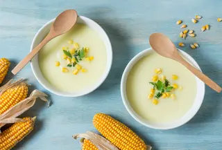 Sup jagung dikenal sebagai comfort food yang punya rasa ringan dan menenangkan. Teksturnya yang lembut serta rasa manis alami dari jagung membuat hidangan ini cocok disantap saat sahur, ketika perut belum siap menerima makanan berat. (foto/dok: freepik)