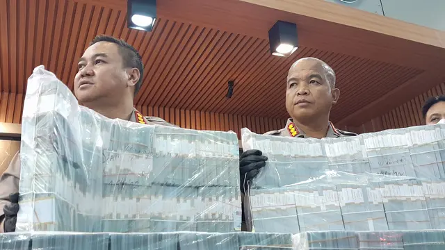 Polisi menangkap YH pemilik uang dolar palsu yang akan disetorkan di salah satu bank pelat merah.