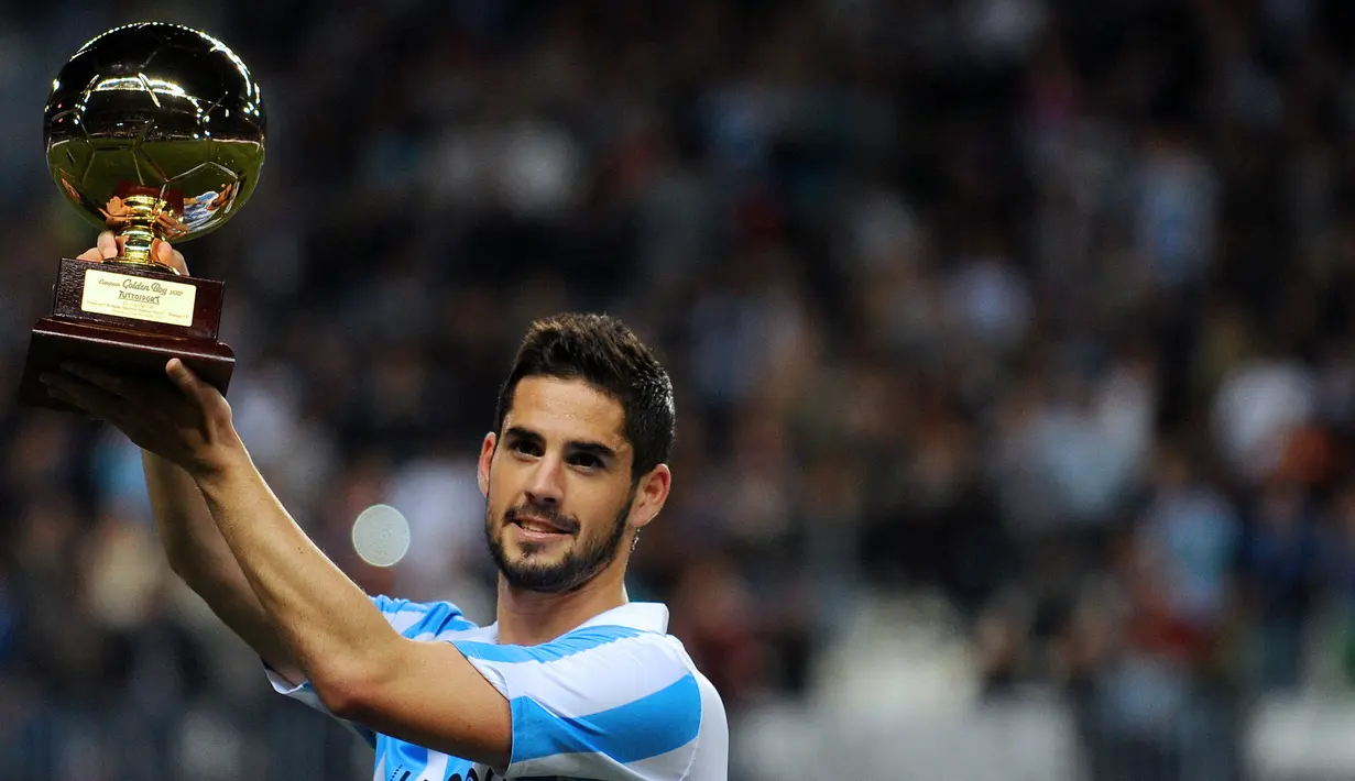 Isco. Pemain asal Spanyol ini meraih trofi Golden Boy edisi 2012 bersama Malaga. Pada musim debutnya di LaLiga pada 2011/2012 Malaga dibawanya lolos ke Liga Champions untuk kali pertama dan mampu bertahan hingga babak perempatfinal.(AFP/Jorge Guerrero)