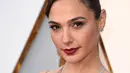 Aktris Gal Gadot berpose untuk fotografer di karpet merah Piala Oscar 2018 di Dolby Theatre, Los Angeles, Minggu (4/3). Makin glamor, tampilan Gal Gadot dipercantik dengan kalung cantik handmade dari Tiffany and Co. (Jordan Strauss/Invision/AP)