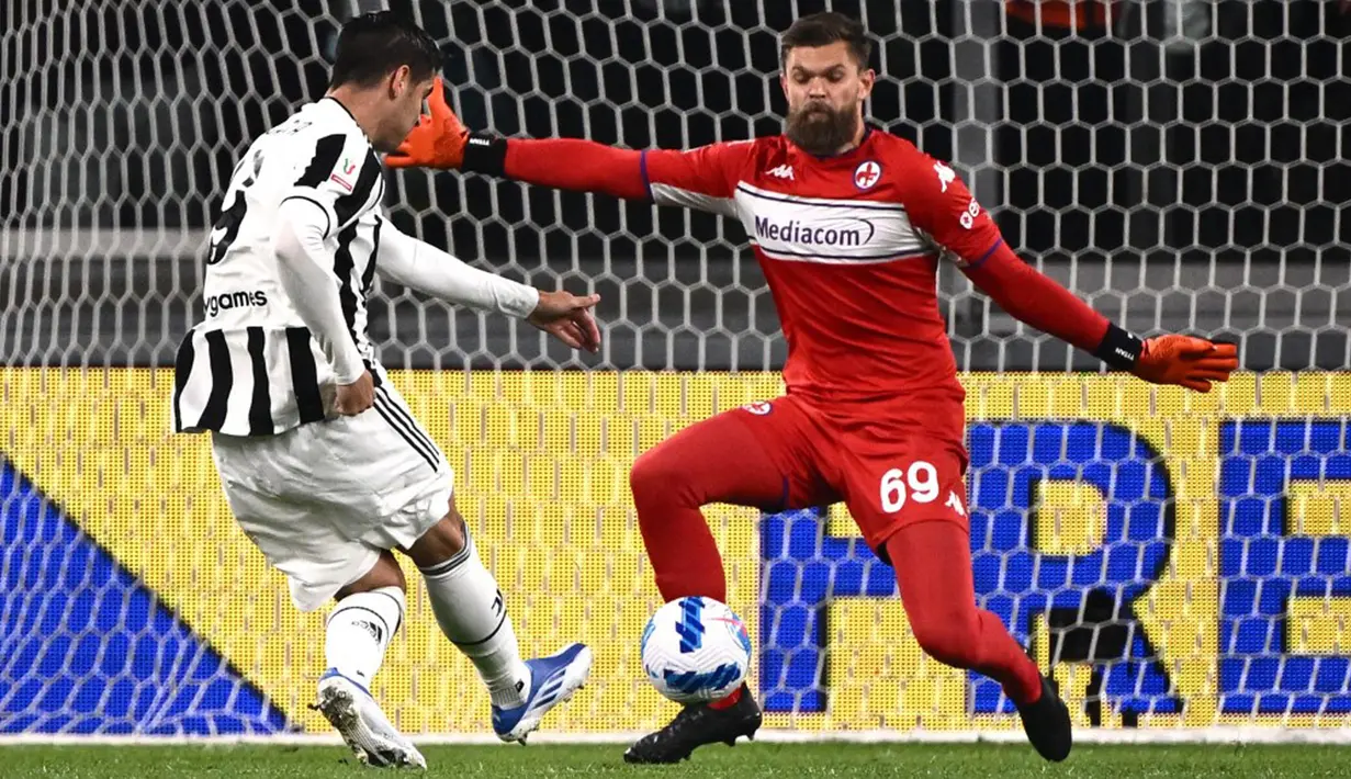 Pemain Juventus Alvaro Morata (kiri) melewatkan peluang gol ke gawang kiper Fiorentina Bartlomiej Dragowski pada pertandingan leg kedua semifinal Coppa Italia di Stadion Juventus, Turin, Italia, 20 April 2022. Juventus menang 2-0. (Marco BERTORELLO/AFP)
