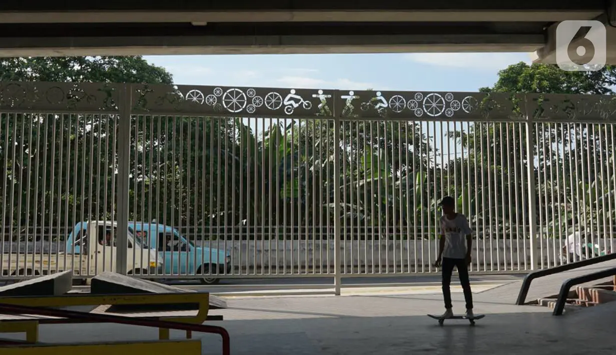 Seorang warga bermain skate board di fasilitas skate park kolong flyover Pasar Rebo, Jakarta, Selasa (14/1/2020). Skate park yang telah selesai dibangun tersebut kini mulai diramaikan pengunjung, khususnya pada sore hari. (Liputan6.com/Immanuel Antonius)