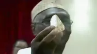 Sang pastor justru menyerahkan berlian 706 karat tersebut kepada Presiden Sierra Leone.
