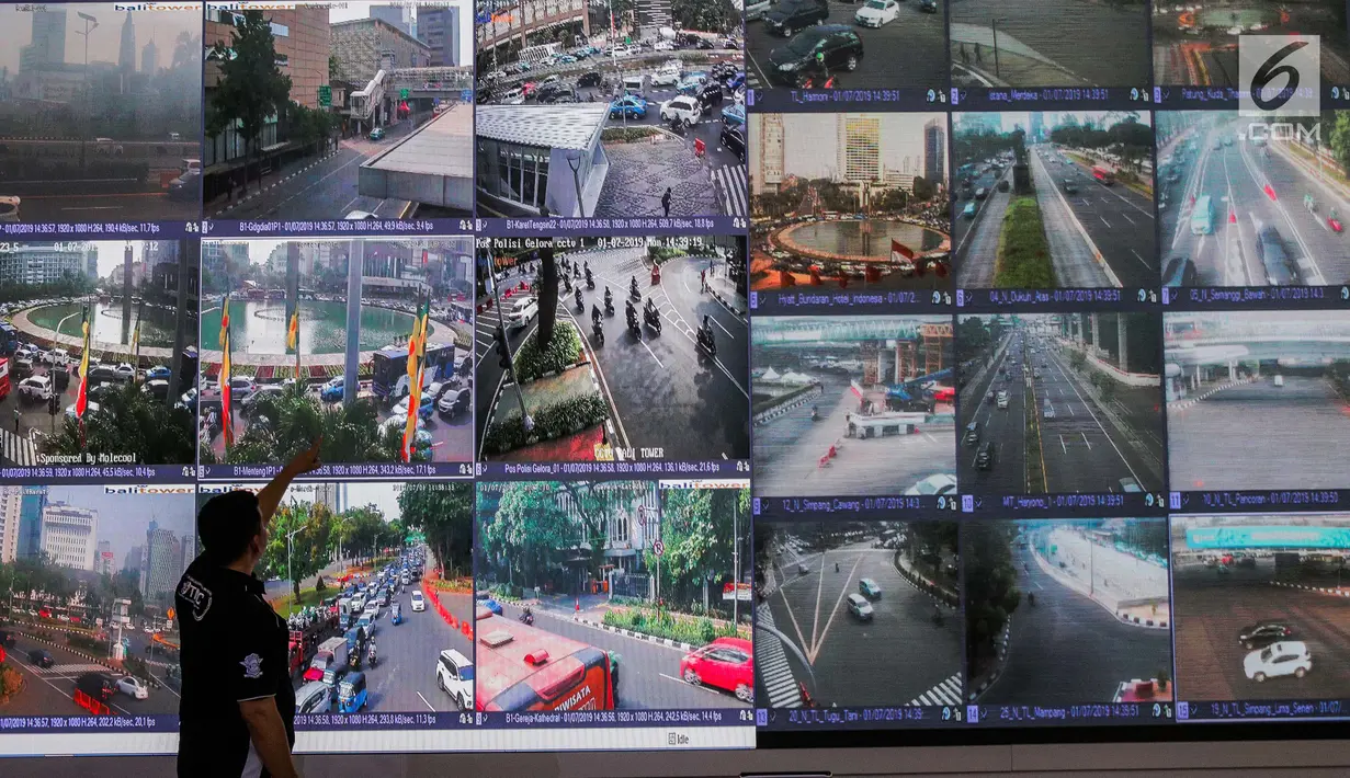 Petugas kepolisian Traffic Managemet Center memantau lalu lintas di Ruang Monitoring, Polda Metro Jaya, Jakarta, Senin (1/7/2019). Ditlantas Polda Metro Jaya mulai menerapkan empat fitur tambahan pada kamera tilang elektronik atau E-TLE mulai hari ini. (Liputan6.com/Faizal Fanani)