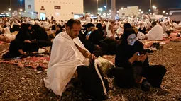 Menginap atau bermalam di Muzdalifah termasuk wajib haji. (Sajjad HUSSAIN/AFP)