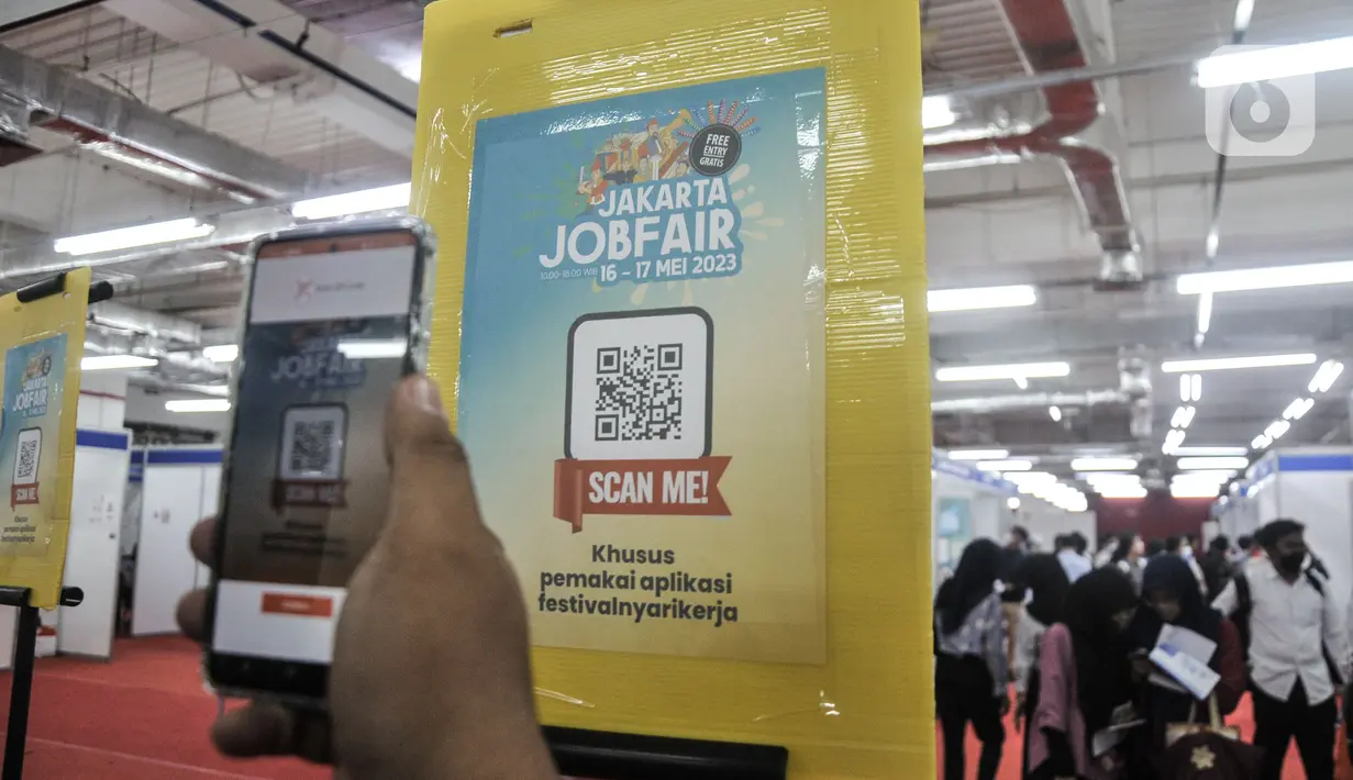 Pencari kerja memindai barcode untuk memasuki area Jakarta Job Fair 2023 di Mal Thamrin City, Jakarta, Selasa (16/5/2023). (merdeka.com/Iqbal S Nugroho)