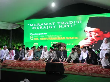 Para Politisi dan tokoh agama menghadiri haul ke enam Gus Dur di Ciganjur, Jakarta, Sabtu (26/12/2015). Dalam acara ini masyarakat diajak untuk merawat tradisi serta merajut hati seperti pencerminan dari perjuangan Gus Dur. (Liputan6.com/Gempur M Surya)
