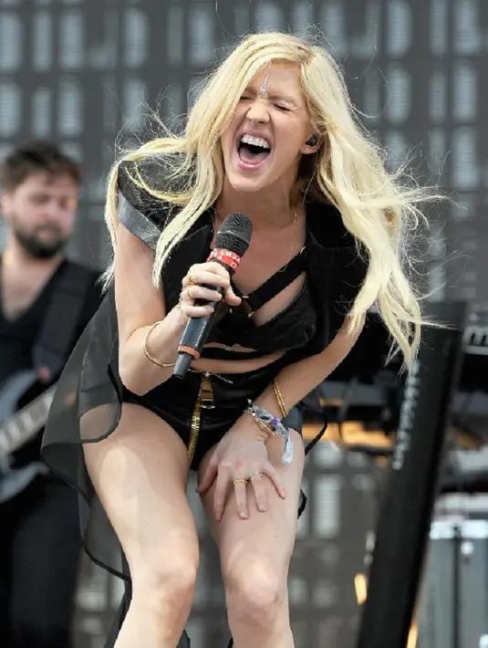 Ellie Goulding dan band pengiringanya berdiri di atas panggung dengan tenang saat Love Me Like You Do dan Burn mulai terdengar dan mengguncang seluruh stadion. (AFP/Bintang.com)