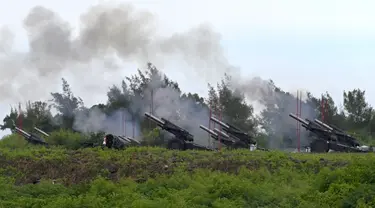 Tentara militer Taiwan menembakkan howitzer 155 inci selama latihan anti-pendaratan langsung di daerah Pingtung, Taiwan selatan (9/8/2022). Taiwan mengadakan latihan militer tembakan langsung, yang mensimulasikan pertahanan pulau itu dari invasi China, ketika Beijing melakukan latihan militer baru di sekitar tetangganya. (AFP/Sam Yeh)