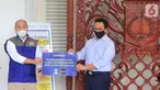 Ketua Umum HIPMI Jaya Afifuddin Suhaeli Kalla secara simbolis menyerahkan bantuan 10.000 masker kain, 5.000 masker medis, APD, sepatu boot dan hand sanitizer kepada Gubernur DKI Jakarta Anies Baswedan di Balaikota Jakarta, Kamis (9/4/2020). (Liputan6.com/Fery Pradolo)
