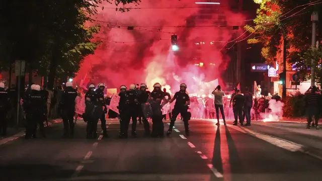 Petugas bentrok dengan demonstran di Ibu Kota Beograd, Serbia, Sabtu (28/6/2025). (AP/Darko Vojinovic)