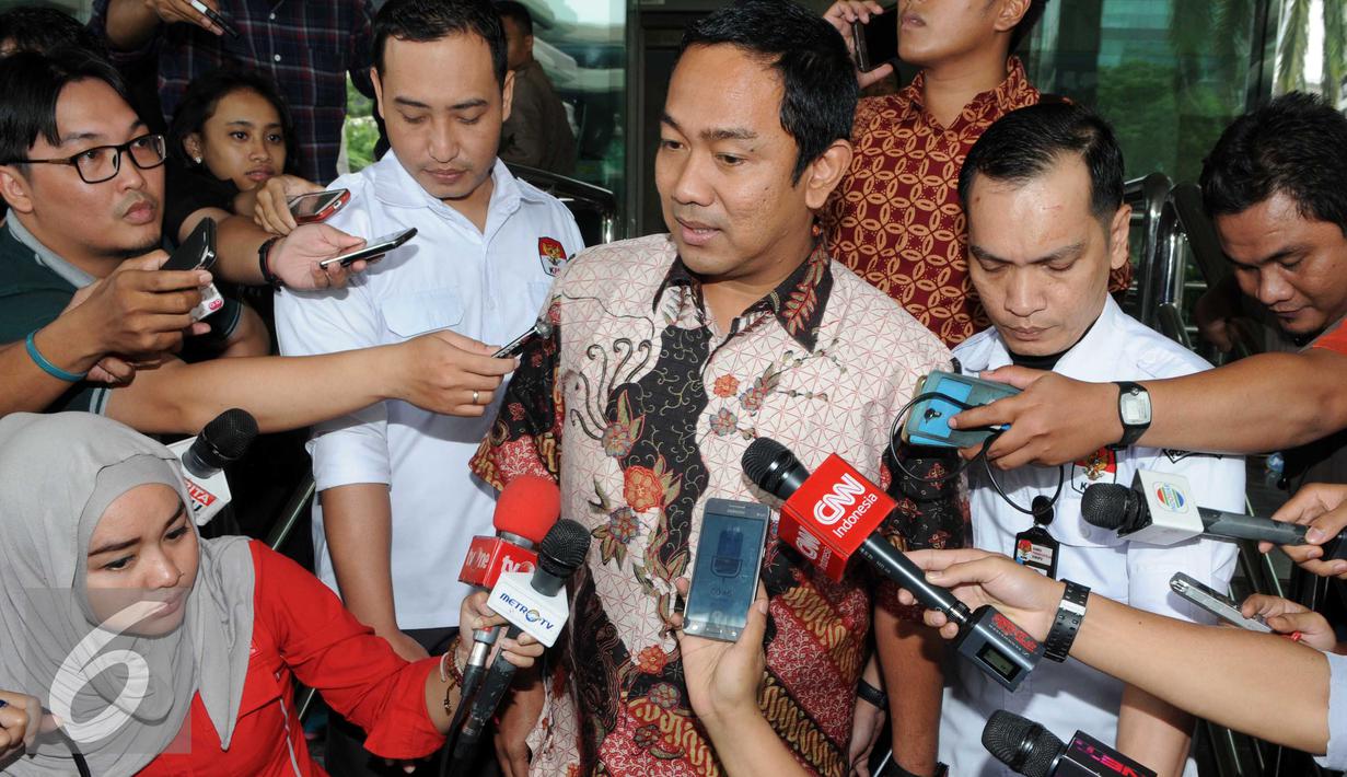 Wali Kota Semarang, Hendra Prihadi memberikan keterangan kepada awak media usai menjalani pemeriksaan di Komisi Pemberantasaan Korupsi, Jakarta, Selasa (16/2). Hendra diperiksa sebagai saksi dugaan suap anggaran Kemenpupera. (Liputan6.com/Helmi Afandi)