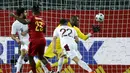 Pemain Belgia, Michy Batshuayi, mencetak gol keduanya ke gawang Swiss dalam pertandingan uji coba Internasional di Stadion King Power, Belgia, Kamis (12/11/2020) dini hari WIB. Belgia mengalahkan Swiss 2-1. (AP Photo/Francisco Seco).