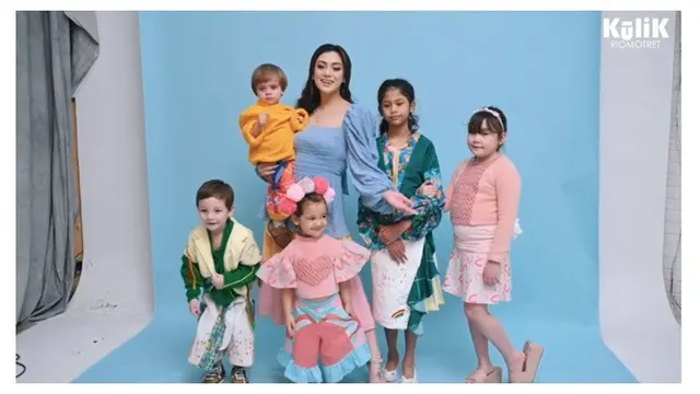 Tanpa Stefan William, Ini 8 Momen Pemotretan Keluarga Celine Evangelista