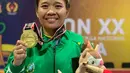 Junita Malau dari cabang olahraga wushu berhasil meraih emas usai menjadi yang terbaik di nomor sanda kelas 48kg. Meski sudah meraih medali emas, Junita Malau tidak melupakan asal usulnya dengan tetap kembali bercocok usai pertandingan.

Melihat unggahan di instagram pribadinya, Junita Malau diketahui memiliki jaket double stripe yang sering ia gunakan. Jaket kesayangan ini kerap digunakan Junita di beragam aktivitasnya. Fimela pun telah merangkum beberapa potretnya. (instagram/junita_malau)