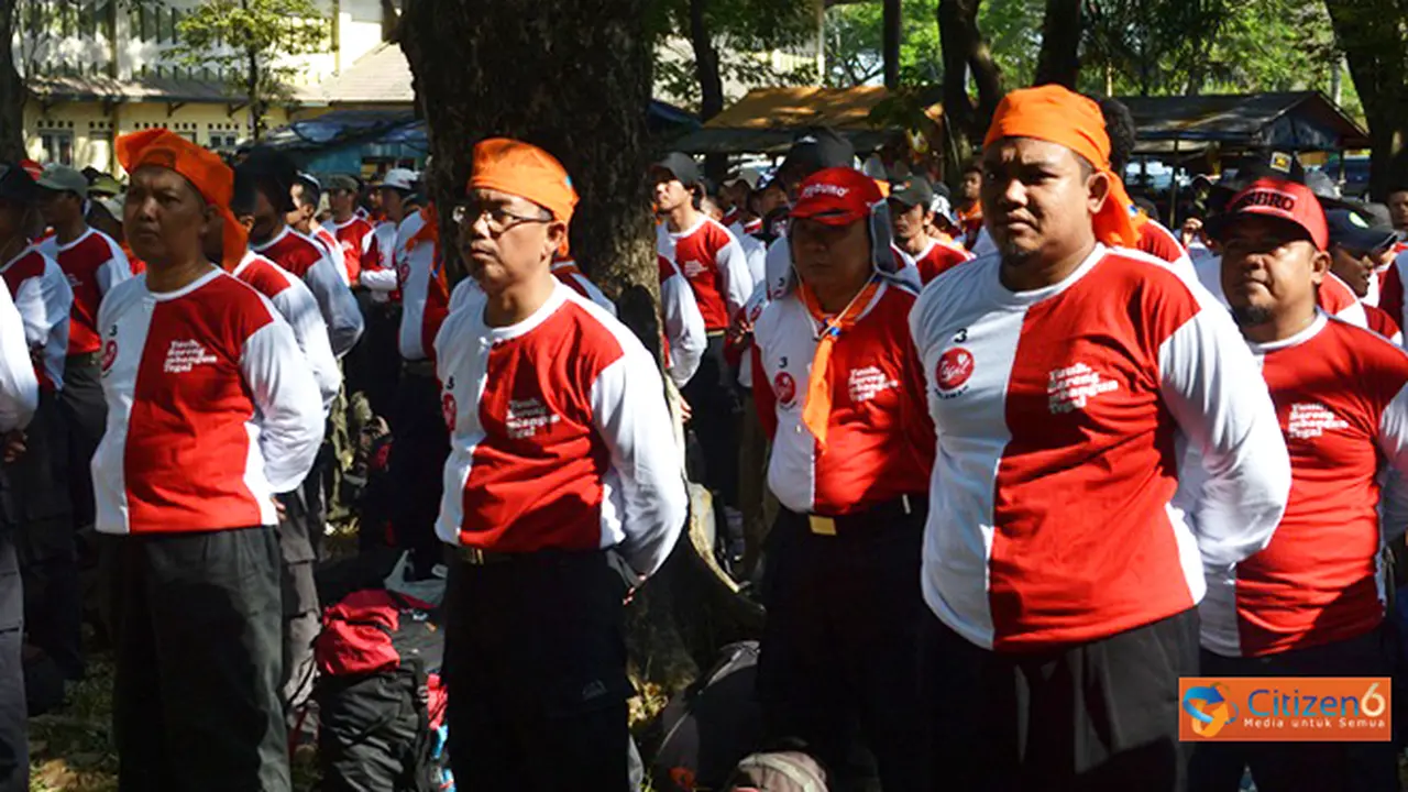 130928alongmarch.jpg