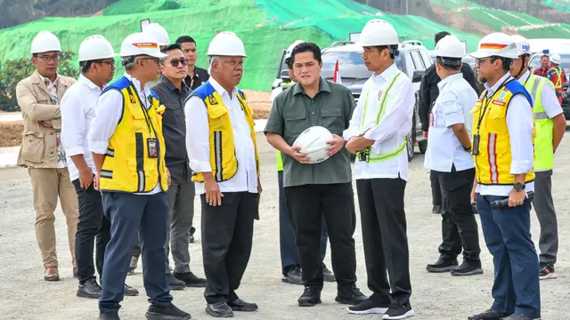 Jokowi Tinjau Pembangunan Jalan Tol IKN