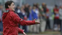 Pelatih AC Milan, Vincenzo Montella memberikan instruksi kepada anak asuhnya saat melawan Lazio  pada lanjutan Serie A di Rome Olympic stadium, (10/9/2017). Lazio menang 4-1. (AP/Alessandra Tarantino)