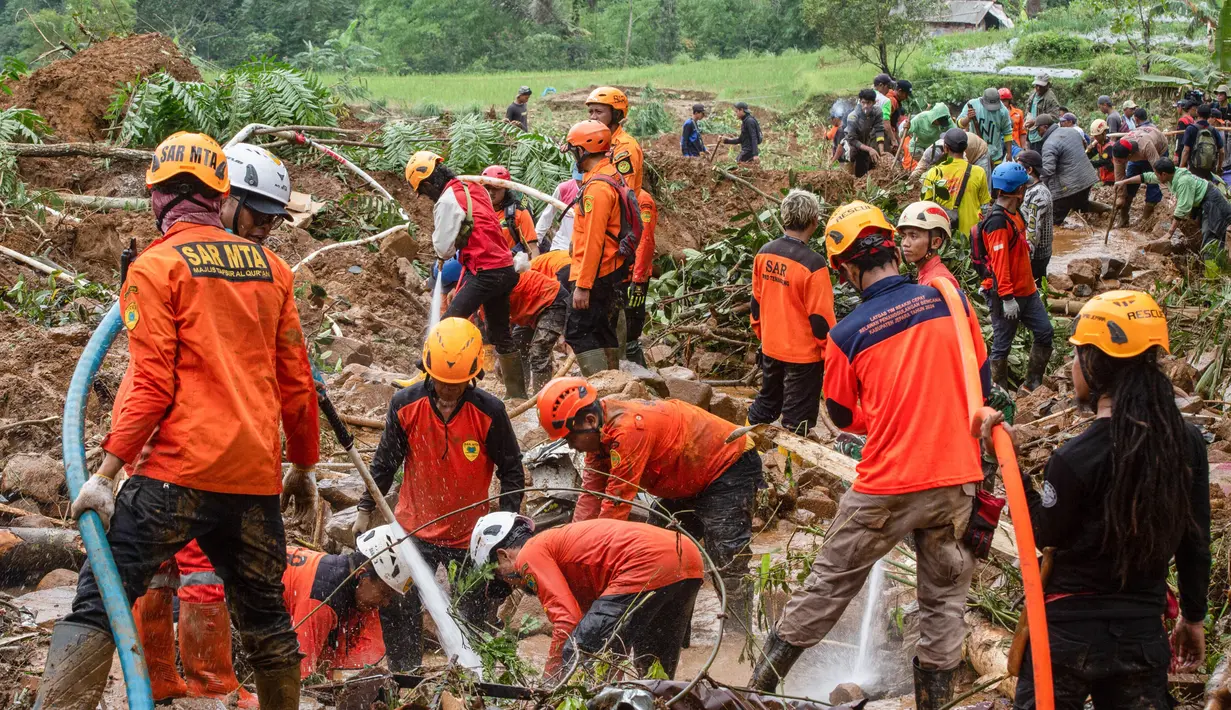 Tim gabungan terdiri dari SAR, BPBD, TNI, Polri, PMI, Relawan bersama warga setempat terus berupaya mencari korban di lokasi bencana longsor. (DEVI RAHMAN/AFP)