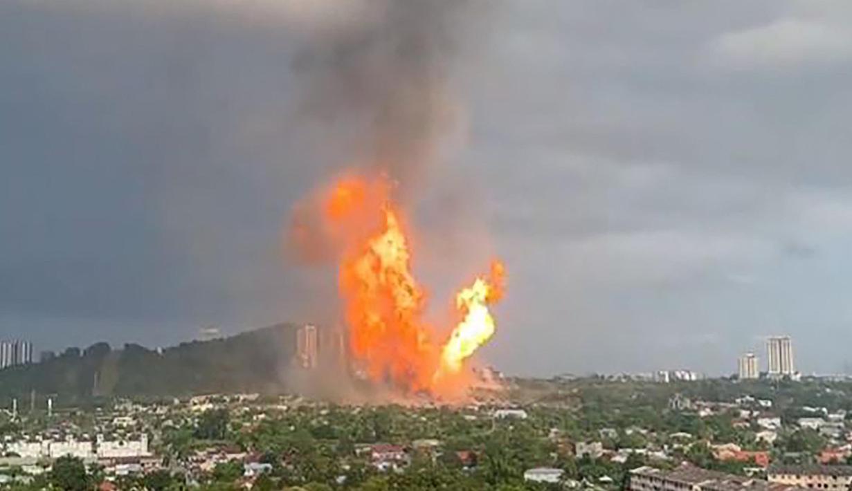 Pemadam kebakaran setempat masih menyelidiki sejauh mana kebakaran di daerah tersebut. Hingga saat ini, upaya pemadaman api masih berlangsung untuk memastkan situasi terkendali. (Arif Kartono/AFP)