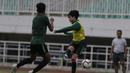 Pemain Timnas Indonesia U-19, Rendy Juliansyah, mengirim umpan saat latihan di Stadion Pakansari, Bogor, Senin (30/9). Latihan ini merupakan persiapan jelang Piala AFF U-19 di Vietnam. (Bola.com/Vitalis Yogi Trisna)