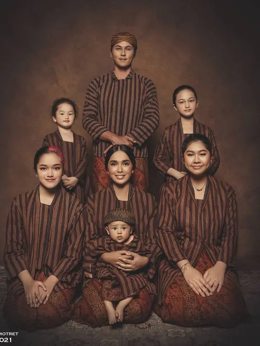 Foto keluarga dengan konsep tradisional tak boleh dilewatkan. Seperti keluarga Ussy Sulistiawaty dan Andhika Pratama yang kompak kenakan kain lurik. [Foto: Instagram/riomotret].